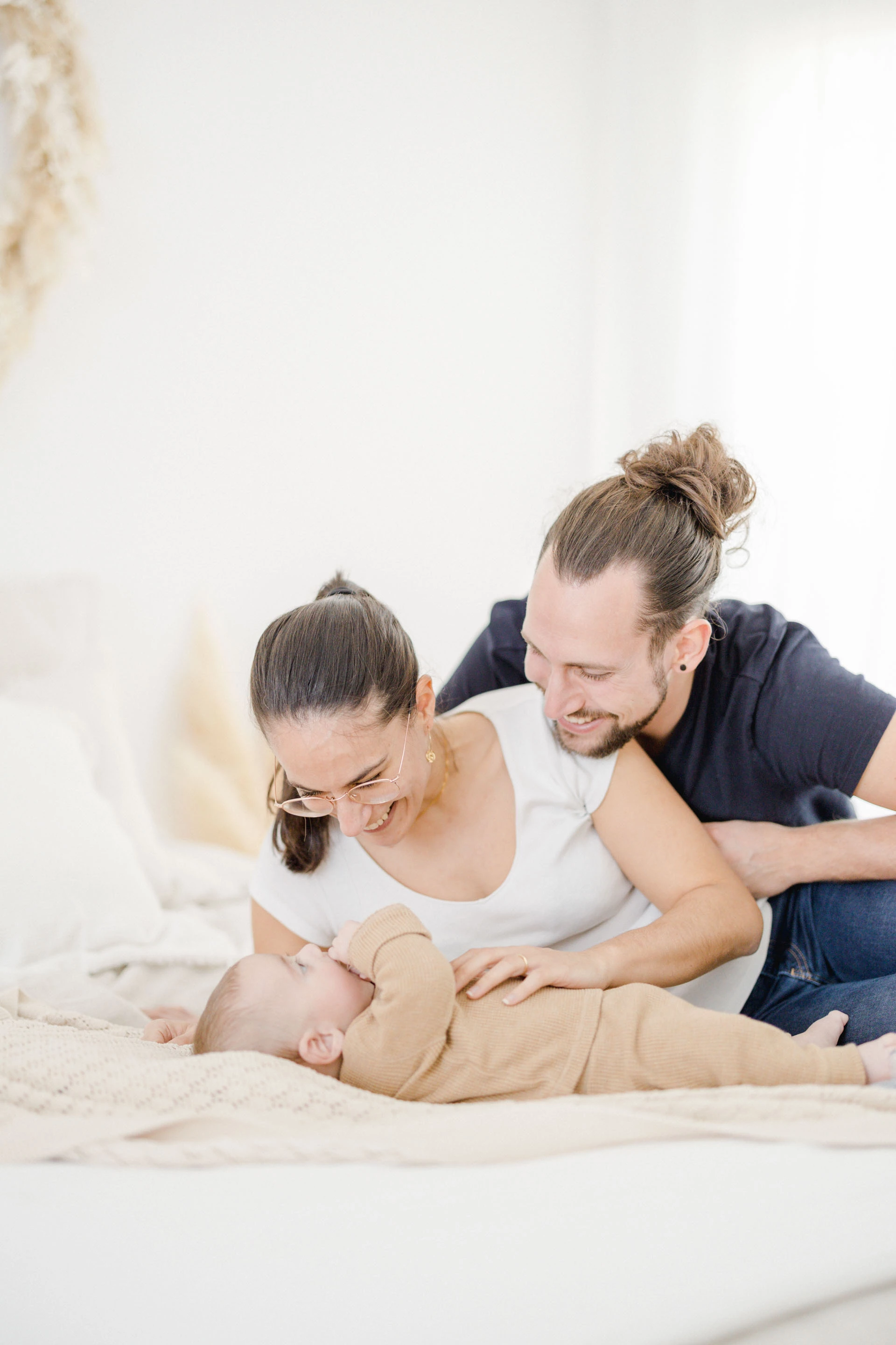 main bonheur enfant beige gris